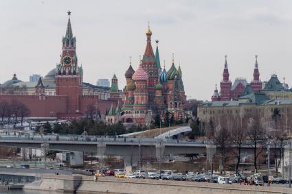 Москва. Вид на Москворецкую набережную и Кремль.