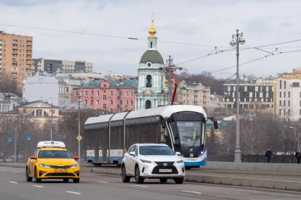 Москва. Трамвай на Большом Устьинском мосту.