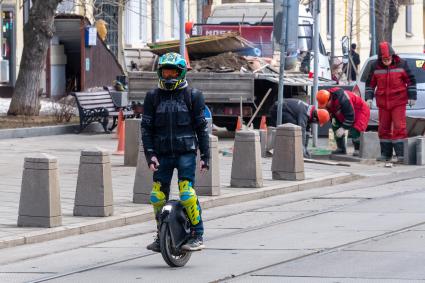 Москва. Мужчина на моноколесе.