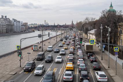 Москва. Автомобильное движение на Москворецкой набережной.