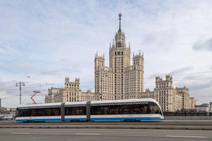 Москва. Трамвай на Большом Устьинском мосту.