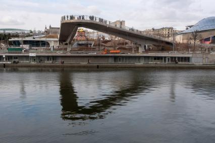 Москва.  Вид на Парящий мост и Знаменский собор парка Зарядья.