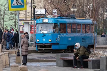 Москва.  Трамвай у метро Новокузнецкая.