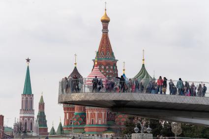 Москва.  Вид на Парящий мост парка Зарядье.