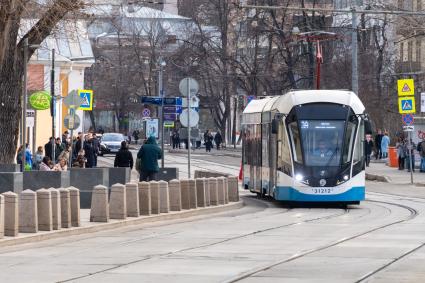 Москва.  Трамвай у метро Новокузнецкая.