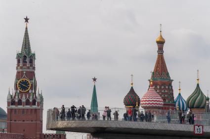 Москва.  Вид на Парящий мост парка Зарядье.