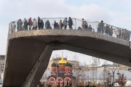 Москва.  Вид на Парящий мост и Знаменский собор парка Зарядья.