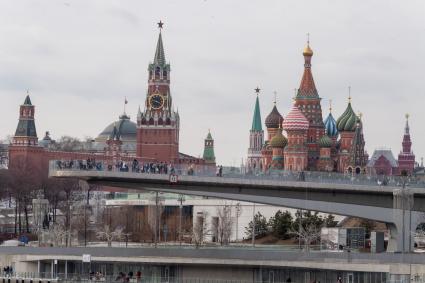 Москва.  Вид на Парящий мост парка Зарядье.