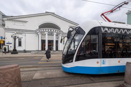 Москва.  Трамвай у театра `Современник ` на Чистопрудном бульваре.