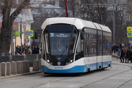 Москва.  Трамвай у метро Новокузнецкая.