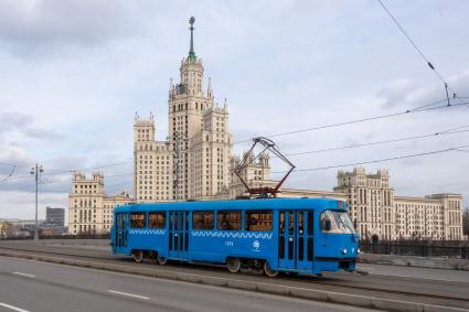 Москва. Трамвай на Большом Устьинском мосту.
