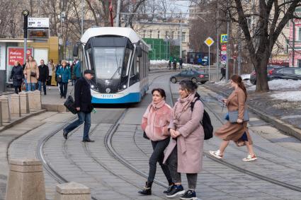 Москва.  Пешеходы у метро Новокузнецкая.