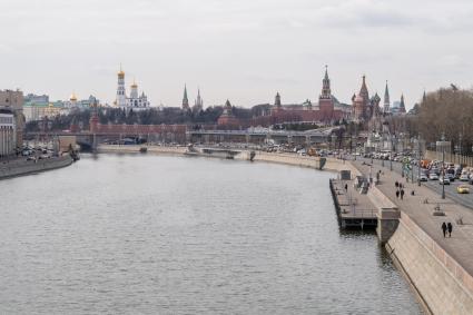 Москва.  Вид на Москворецкую набережную.