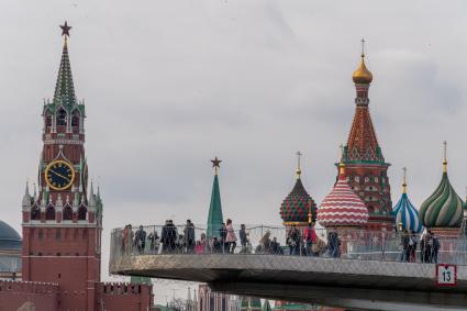 Москва.  Вид на Парящий мост парка Зарядье.