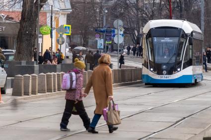 Москва.  Пешеходы у метро Новокузнецкая.
