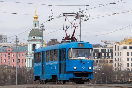 Москва. Трамвай на Большом Устьинском мосту.