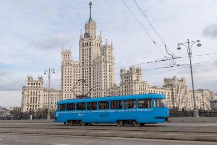 Москва. Трамвай на Большом Устьинском мосту.
