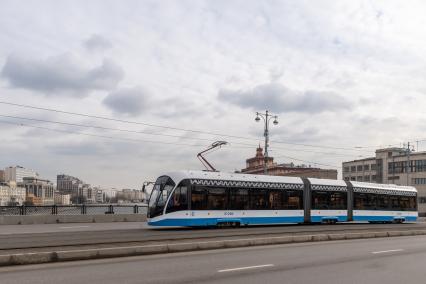 Москва.  Трамвай на Большом Устьинском мосту.