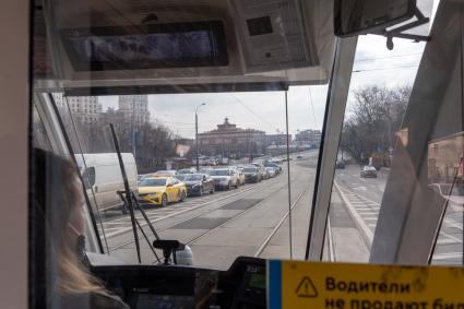Москва.    В кабине водителя трамвая.