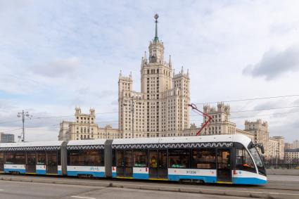 Москва. Трамвай на Большом Устьинском мосту.