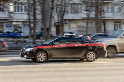 Москва. Служебный автомобиль Следственного Комитета РФ на улице города.