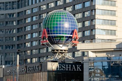 Москва. Глобус на Новом Арбате.