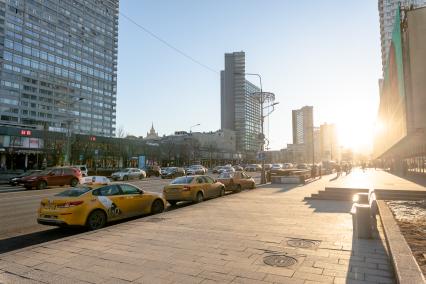 Москва. Автомобили такси на Новом Арбате.