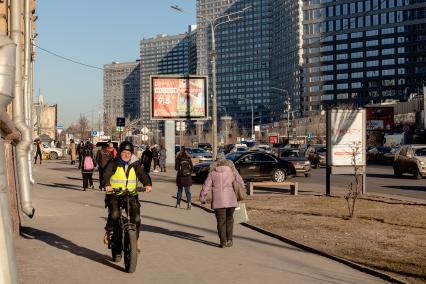 Москва.  Прохожие на Новом Арбате.