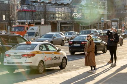 Москва. Автомобильное движение на Новом Арбате.