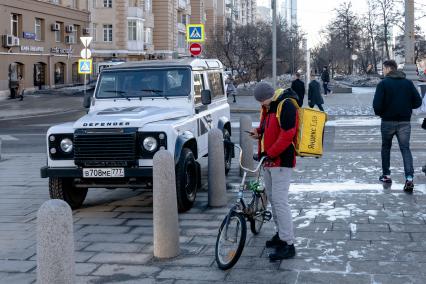 Москва. Курьер службы доставки еды `Яндекс.Еда`