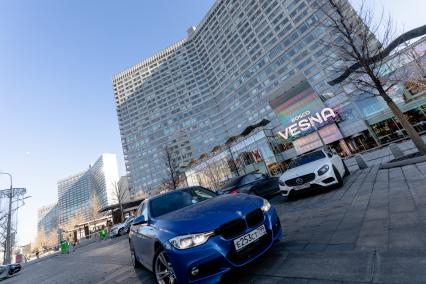 Москва.   Автомобиль BMW на Новом Арбате.