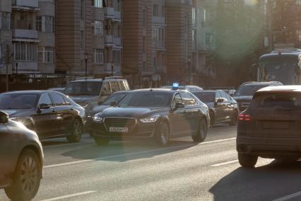 Москва. Автомобильное движение на улице города.