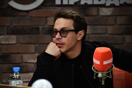 Москва. Актер Павел Деревянко на радиостанции `Комсомольская правда`.