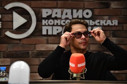 Москва. Актер Павел Деревянко на радиостанции `Комсомольская правда`.