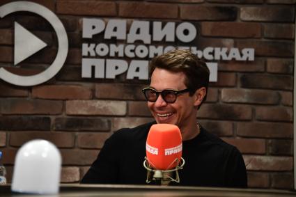 Москва. Актер Павел Деревянко на радиостанции `Комсомольская правда`.