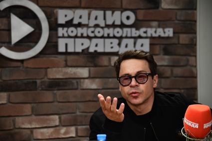 Москва. Актер Павел Деревянко на радиостанции `Комсомольская правда`.