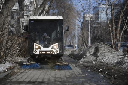 Екатеринбург. Вакуумно-уброчная машина во время весенней очистки улиц