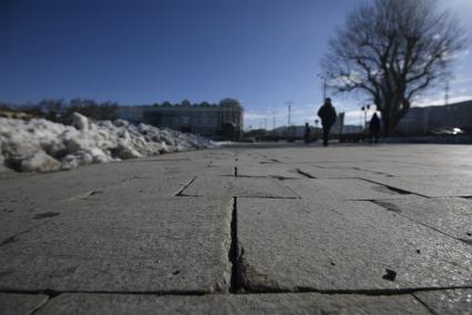 Екатеринбург. Гранитная плитка на набережной городского пруда после зимы