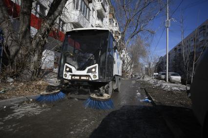 Екатеринбург. Вакуумно-уброчная машина во время весенней очистки улиц