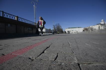 Екатеринбург. Гранитная плитка на набережной городского пруда после зимы