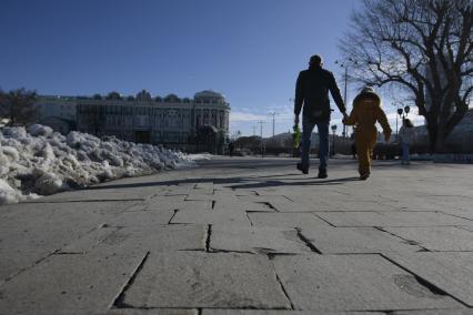 Екатеринбург. Гранитная плитка на набережной городского пруда после зимы