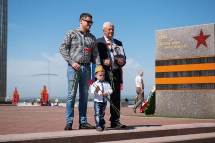 Самара. Жители города у мемориала защитникам Отечества во время празднования 75-й годовщины Победы в Великой Отечественной войне.