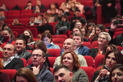 Москва. Зрители в зале на премьере фильма `Уроки фарси` в кинотеатре `Каро 11 Октябрь`.