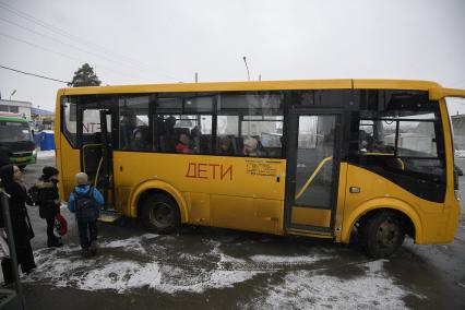 Екатеринбург. Школьный автобус начал доставлять детей в школу№55 из отдаленных районов города