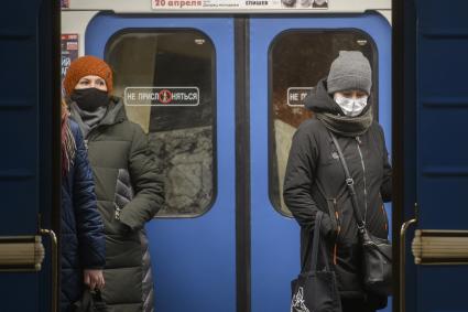 Екатеринбург. Пассажиры в метро