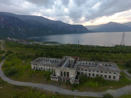 Кировск. Здание бывшего горно-технического техникума.