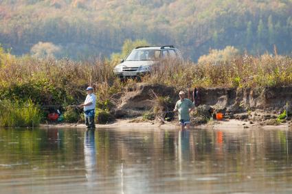 Самарская область. Мужчины ловят рыбу на берегу реки Волги.