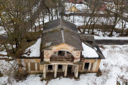 Московская область. Домодедово, деревня Ляхово.  Вид сверху на заброшенныю усадьбу Ляхово, где снимали фильм  `Формула любви ` Марка Зазарова.