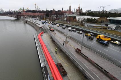 Москва. Установка барьеров из водоналивных бонов на время весеннего паводка у парка `Зарядье`.