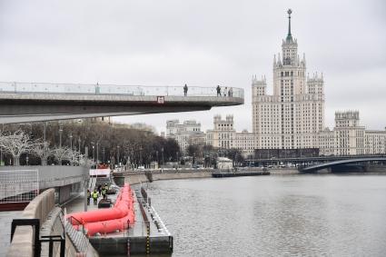 Москва. Установка барьеров из водоналивных бонов на время весеннего паводка у парка `Зарядье`.